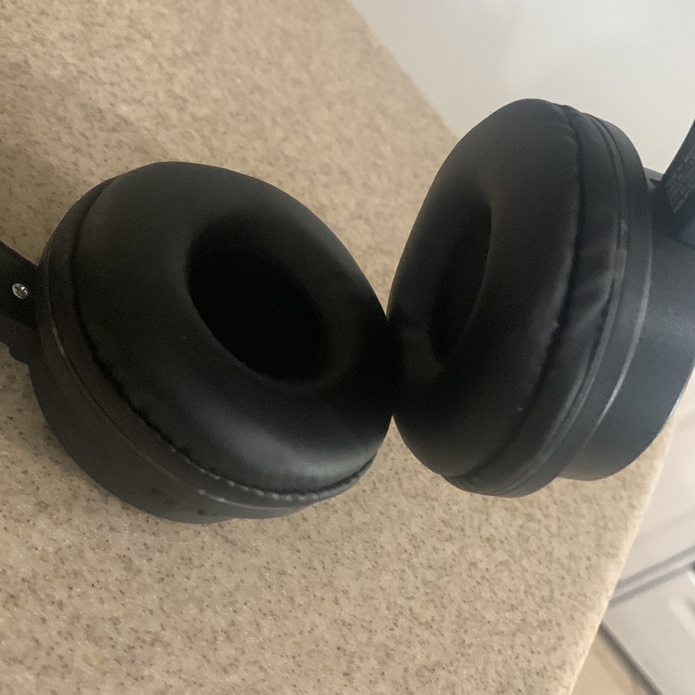 Headphones - Picture 2 of 3